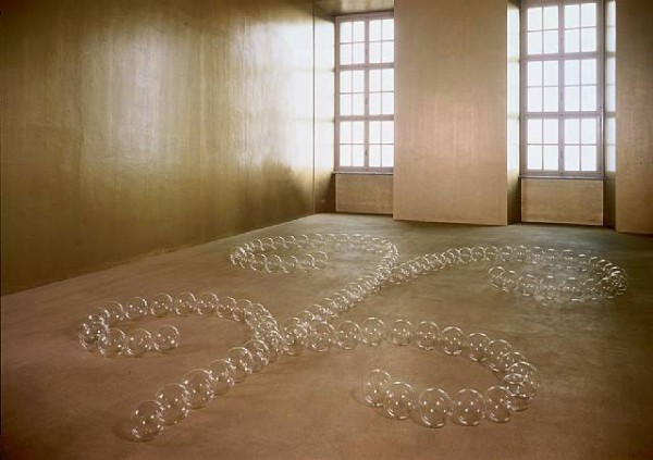 James Lee Byars, The Angel, 1989, 125 glass spheres. Courtesy Michael Werner Gallery.