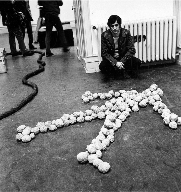 Alighiero Boetti with lo che prendo il sole a Torino il 19 gennaio 1969 (Me Sunbathing in Turin, 19 January 1969), 1969, from ‘When Attitudes Become Form’, Kunsthalle Bern, 1969 photograph: Shunk Kender, ©Roy Lichtenstein Foundation